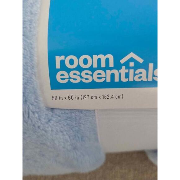 Cozy Light Blue Plush Throw Blanket – Soft & Lightweight Brand New - Picture 2 of 5